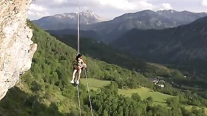 Экстремальный секс альпинистов в воздухе над пропастью