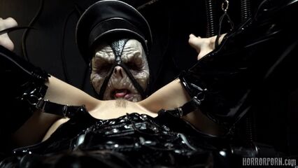 ФетишЛорд приводит в действие вынесенный приговор блондинке