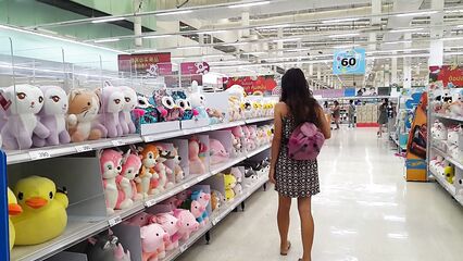 С анальной пробкой в заднице без трусиков на публике