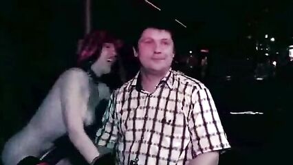 Молодая русская девка трахает себя бутылкой шампанского