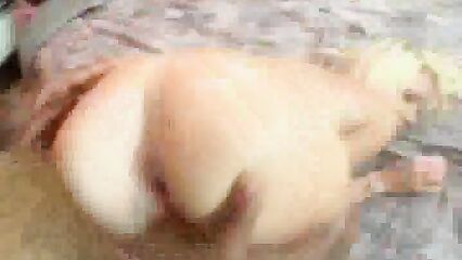 Худая блондинка под напором огромного толстого члена