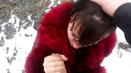 Зимой в парке Аленка сделала минет