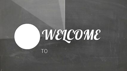 Сладкая молоденькая попка показала киску