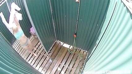 Скрытая камера в чешской пляжной душевой кабинке