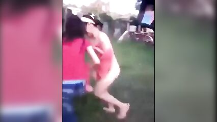 Секс приколы: С девушки снимают полотенце после душа