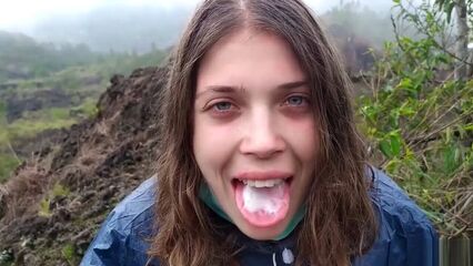 Минет с проглотом спермы в исполнении русской красотки на вершине горы