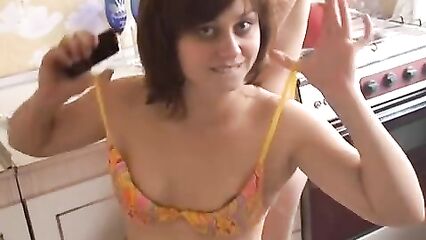 Худенькая студентка села попкой на член и взяла в рот другой