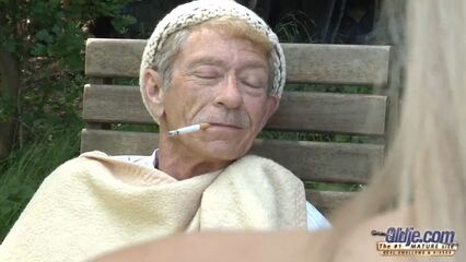 Старый бомж трахает молодую блондинку в анал