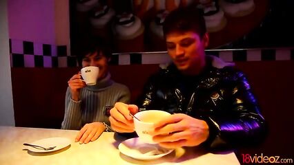 Худая брюнетка и большой член