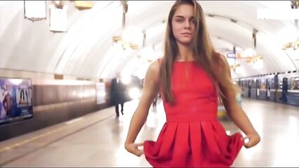 Не порно: Анна Довгалюк задирает юбку в метро