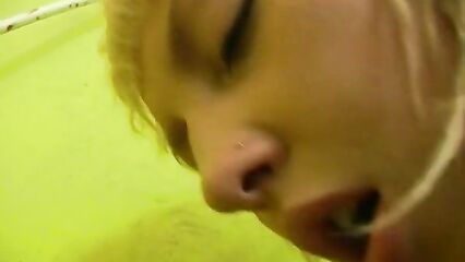 Оседлала большой искусственный черный член прямо в туалете