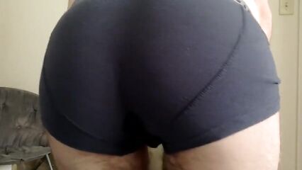 Реальный гермафродит мастурбирует перед камерой