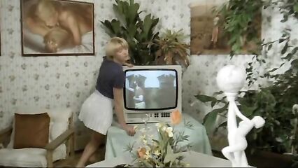 Порно фильмы: Шесть шведок с бензоколонки