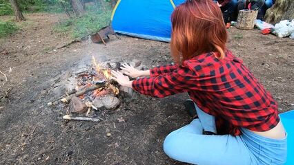 Секс с превосходной попкой в лесу у костра на природе...