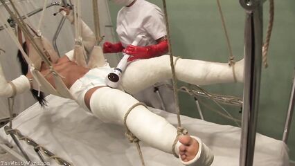 Мастурбация в больнице до оргазма для подвешенной азиатки