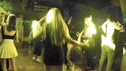 Быстрый секс стоя в общественном туалете ночного клуба