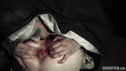 Порно ужасы: Проклятая монахиня в заброшенном монастыре