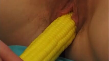 Девушки измеряют глубину влагалища, домашняя вечеринка